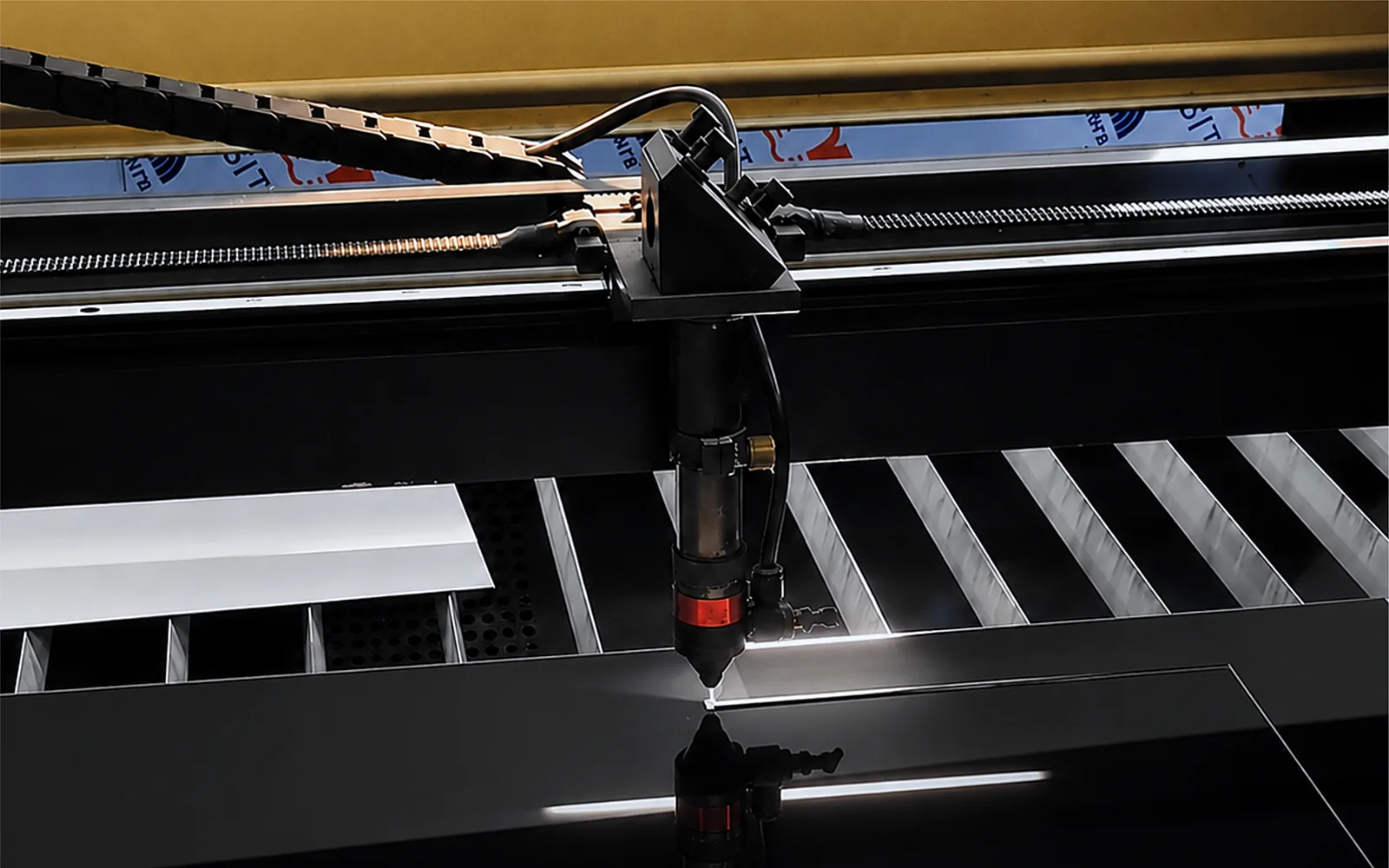 Corte CNC e Acabamento — linha de produção Adesiva